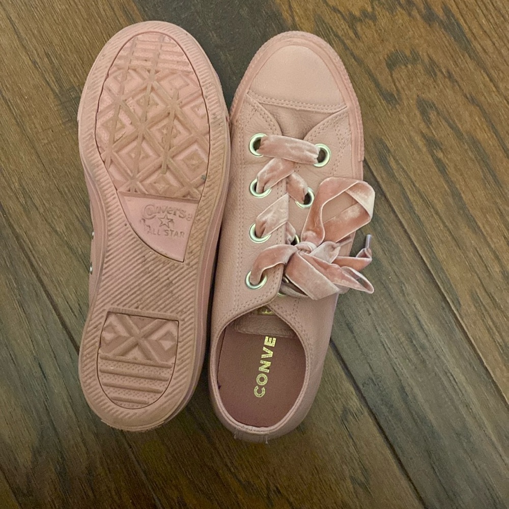 Cute pink converse all stars with velvet laces